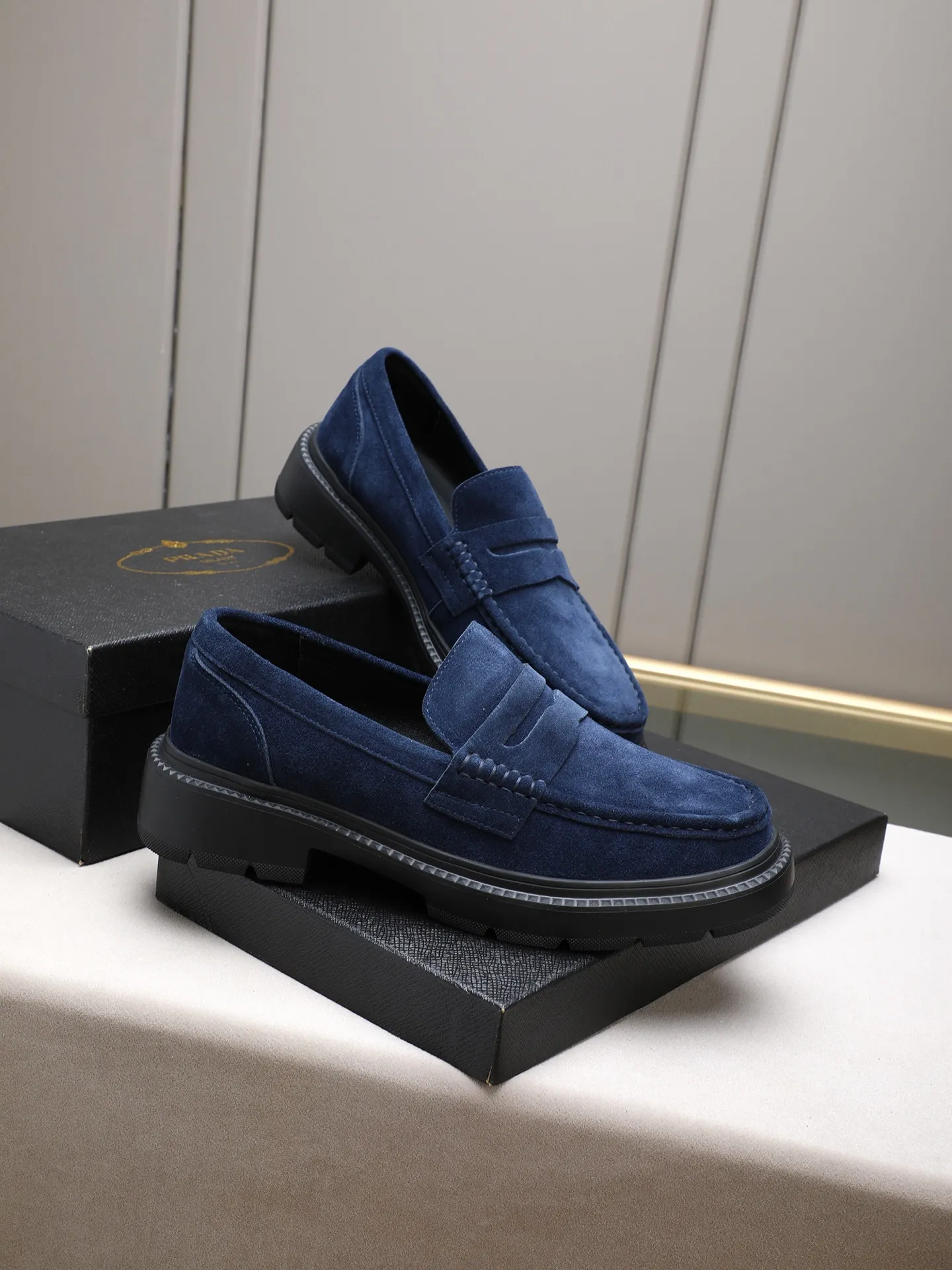 Men's shoes💰480 [Available on Tmall and Taobao major platforms] Prada men's best-selling premium casual leather shoes, imported first-layer matte cowhide loafers combine exquisite elements with modern charm, are strong in toughness, resistant to folding, not easily deformed, and durable in wear! Water-dyed sheep's ➕cow pad! Foam ultra-light and wear-resistant outsole, code number 38-44 (45 is custom-made, non-returnable and non-exchangeable)
